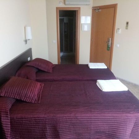 Hostal Sant Sadurni Sant Sadurní dʼAnoia Esterno foto