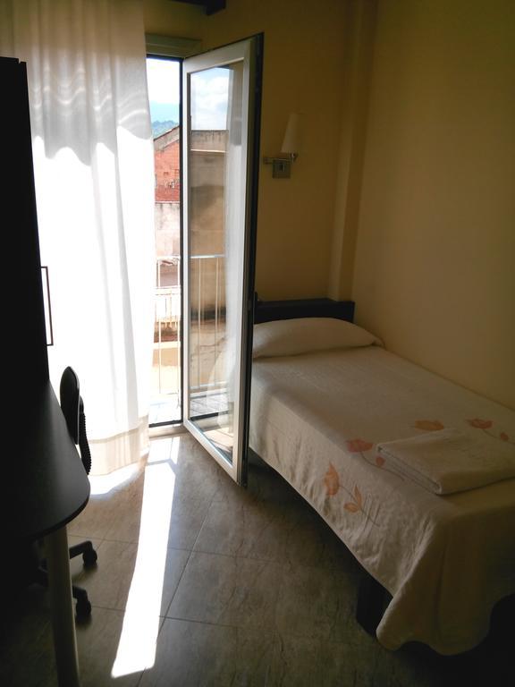 Hostal Sant Sadurni Sant Sadurní dʼAnoia Esterno foto
