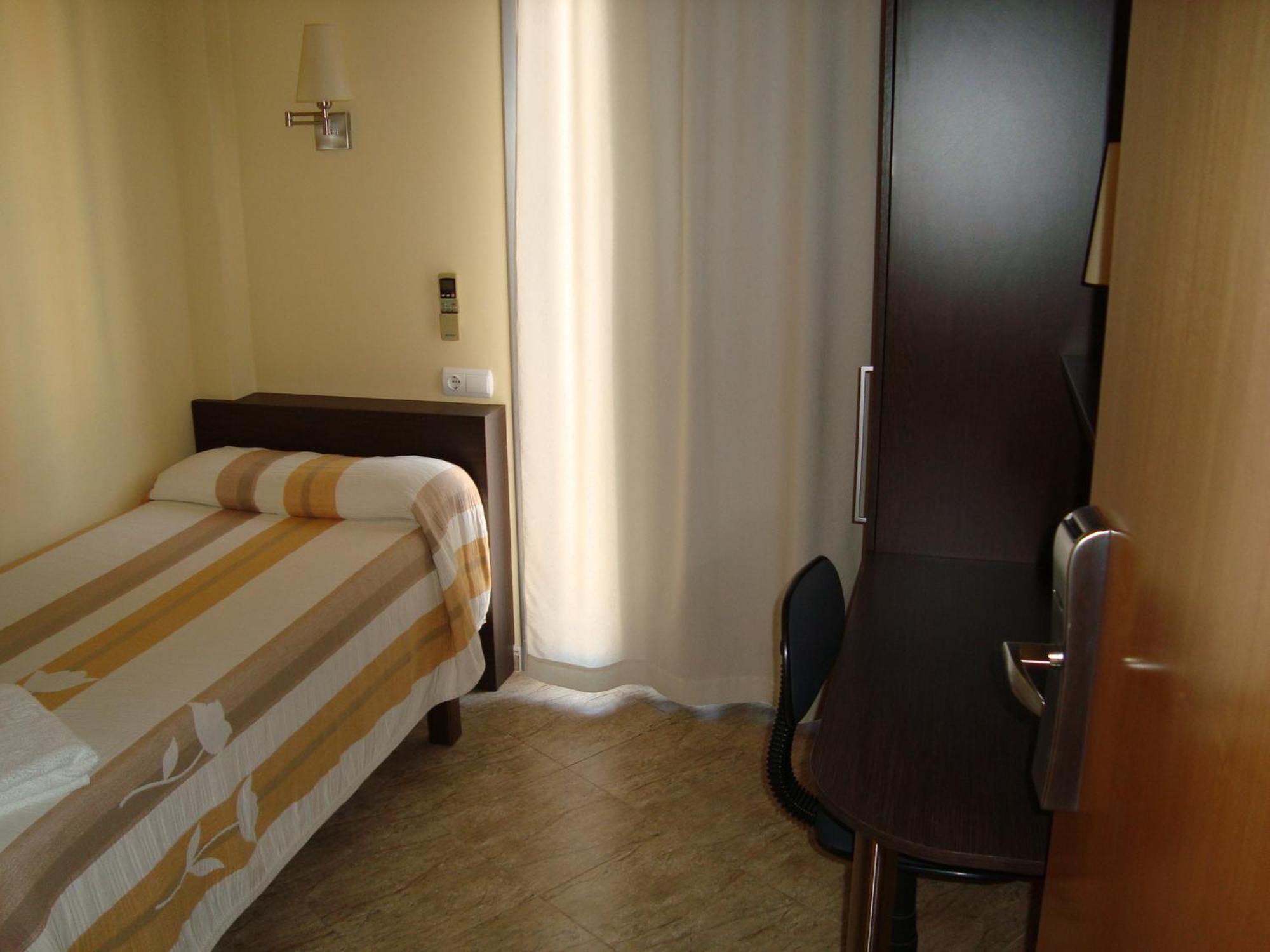 Hostal Sant Sadurni Sant Sadurní dʼAnoia Esterno foto