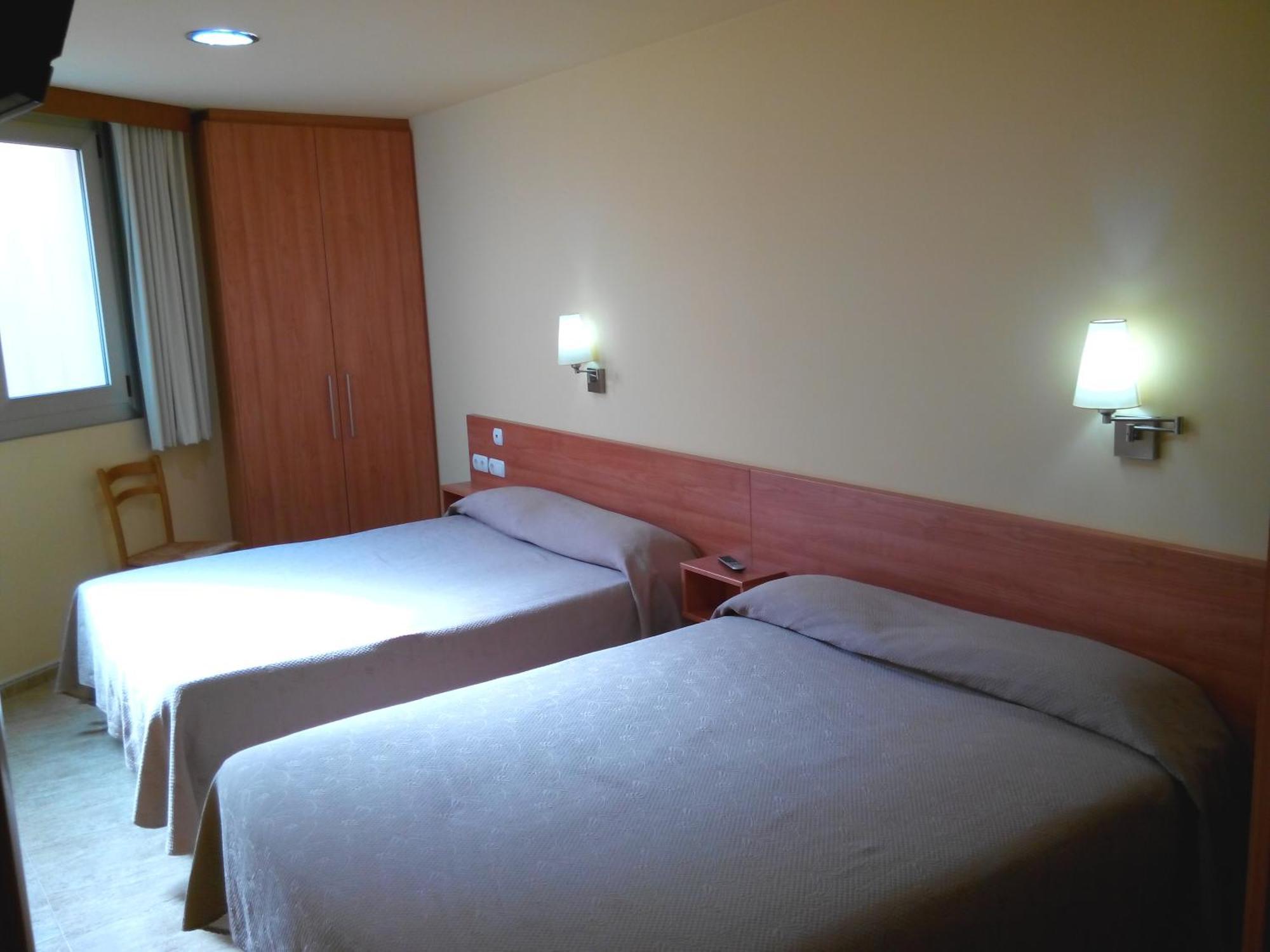 Hostal Sant Sadurni Sant Sadurní dʼAnoia Esterno foto