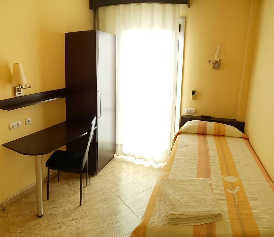 Hostal Sant Sadurni Sant Sadurní dʼAnoia Esterno foto
