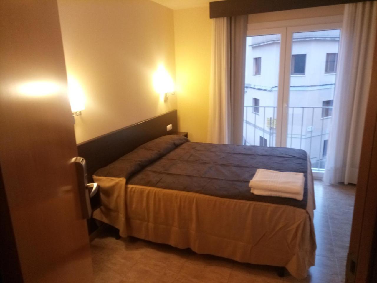 Hostal Sant Sadurni Sant Sadurní dʼAnoia Esterno foto