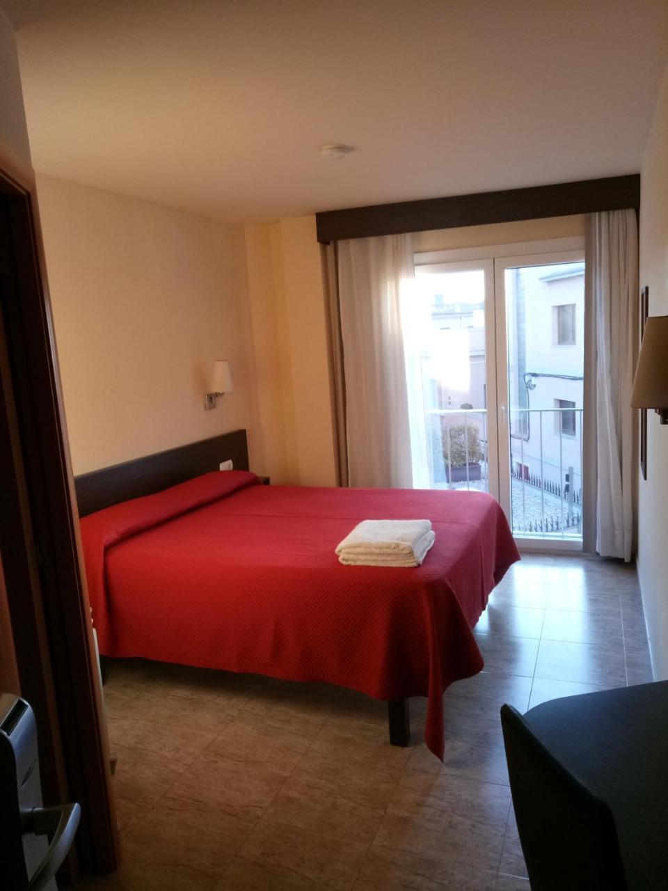 Hostal Sant Sadurni Sant Sadurní dʼAnoia Esterno foto
