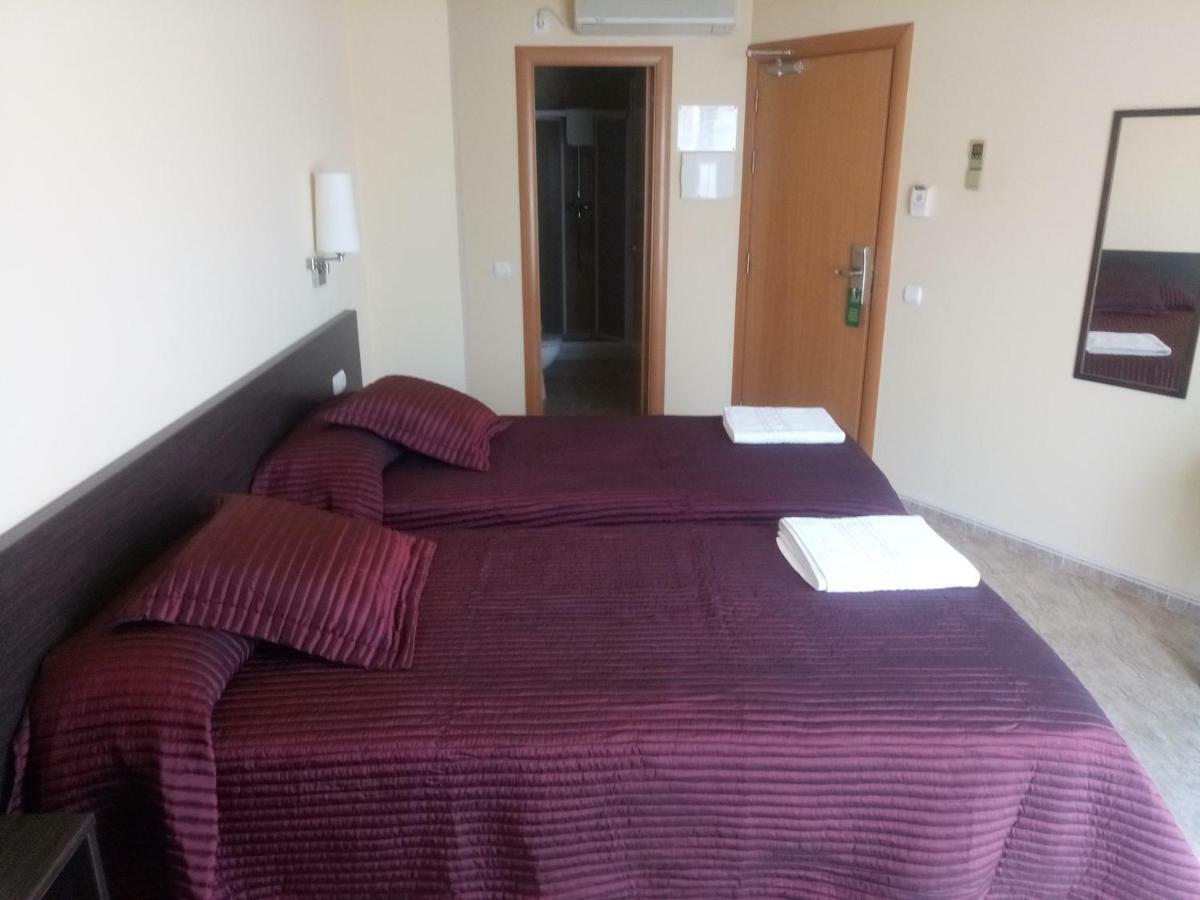 Hostal Sant Sadurni Sant Sadurní dʼAnoia Esterno foto